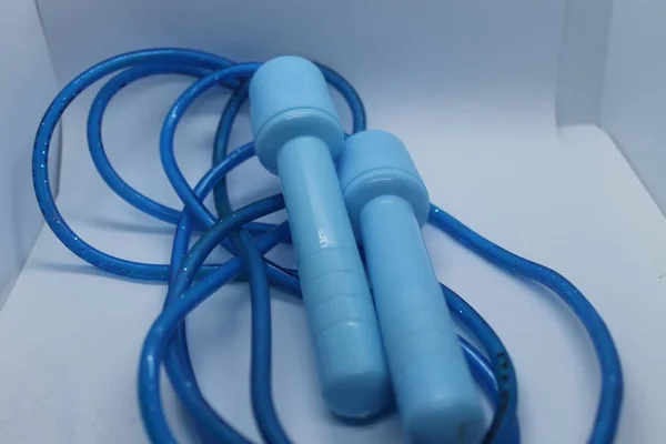 Beyaz arkaplanda mavi atlama ipi.