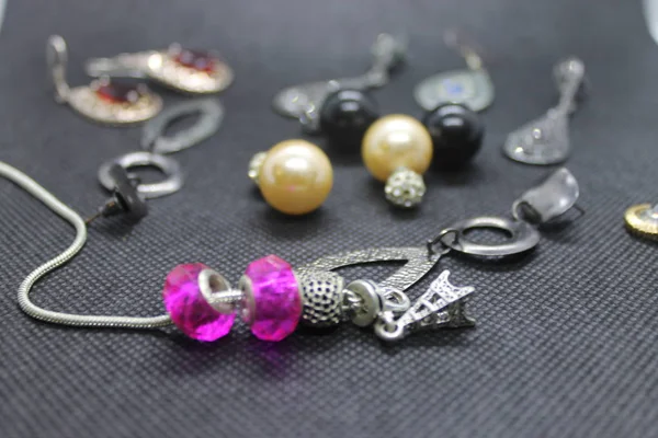 Kadın mücevherleri, bilezik tılsımı ve küpeler..