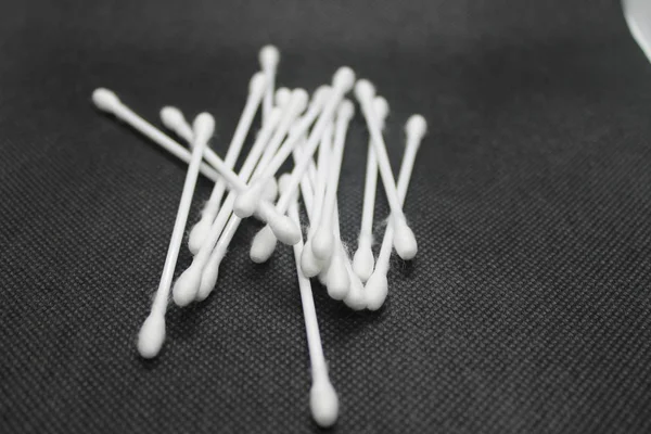 Kulak temizleme ve diğer bakımlar için pamuklu pamuklu çubuklar..