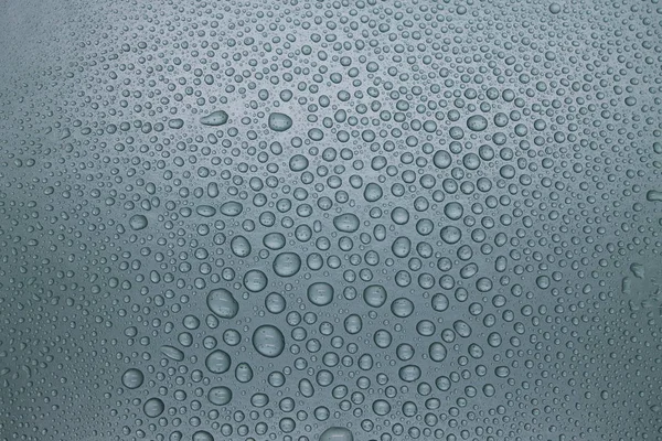 Arkaplanda küçük şeffaf damlalar.