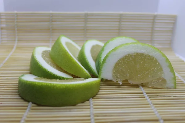 Bambu peçetesinde bir parça turunçgil şekeri..