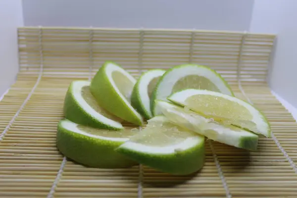 Bambu peçetesinde bir parça turunçgil şekeri..