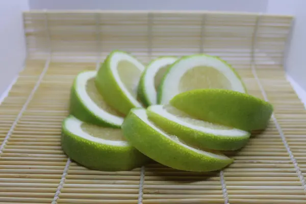 Bambu peçetesinde bir parça turunçgil şekeri..