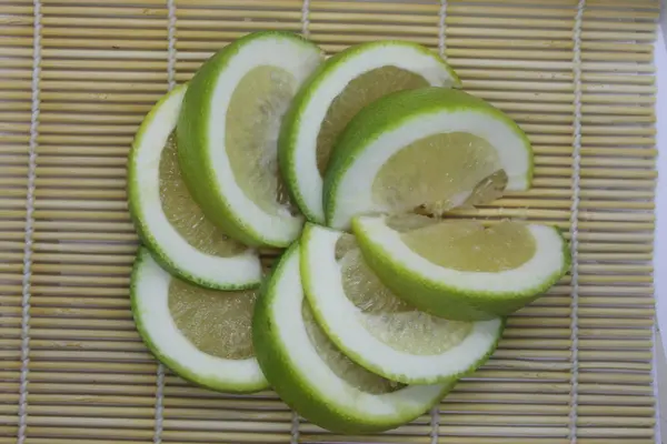 Bambu peçetesinde bir parça turunçgil şekeri..