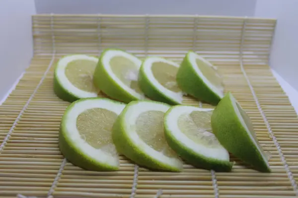 Citrus Sweetie Szeletek Bambuszszalvétán — Stock Fotó