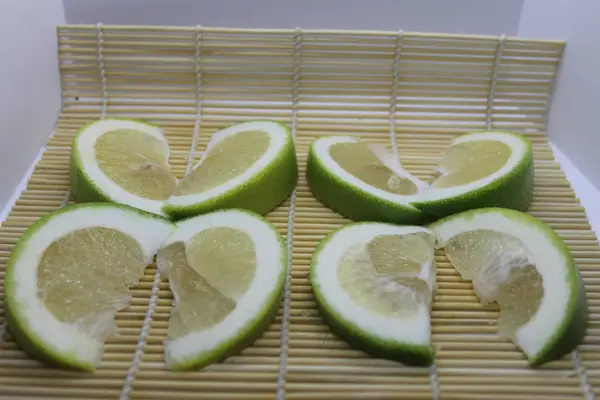 Potongan Citrus Sweetie Pada Serbet Bambu — Stok Foto
