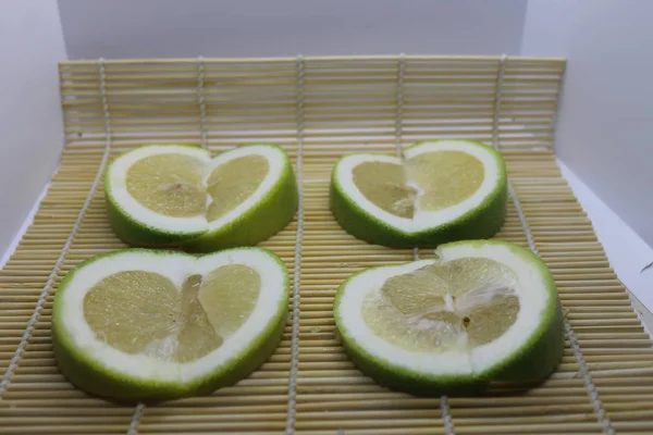 Potongan Citrus Sweetie Pada Serbet Bambu — Stok Foto