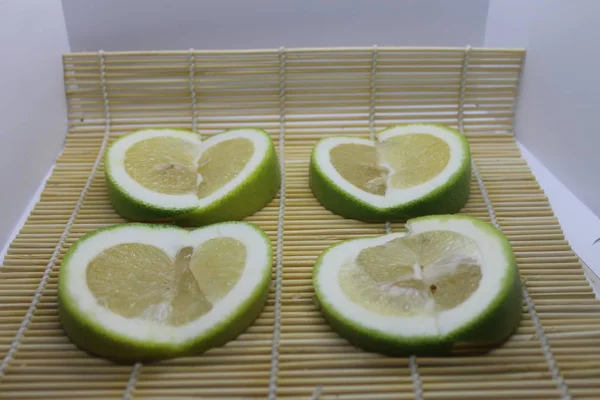 Citrus Sweetie Szeletek Bambuszszalvétán — Stock Fotó