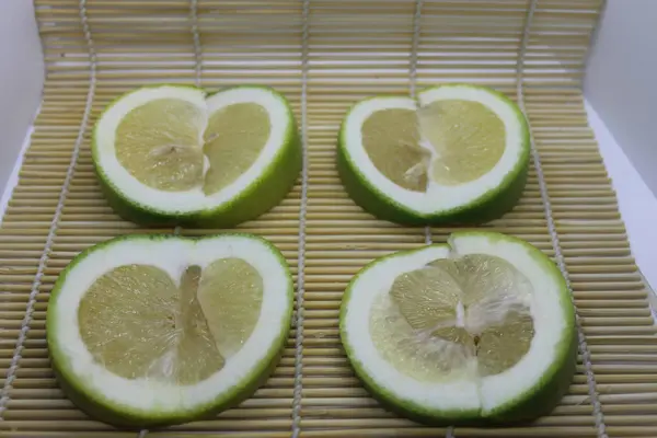 Кусочки Citrus Sweetie Бамбуковой Салфетке — стоковое фото