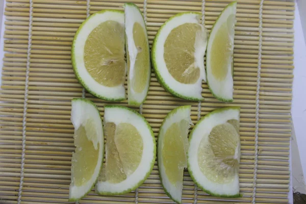 Bambu peçetesinde bir parça turunçgil şekeri..