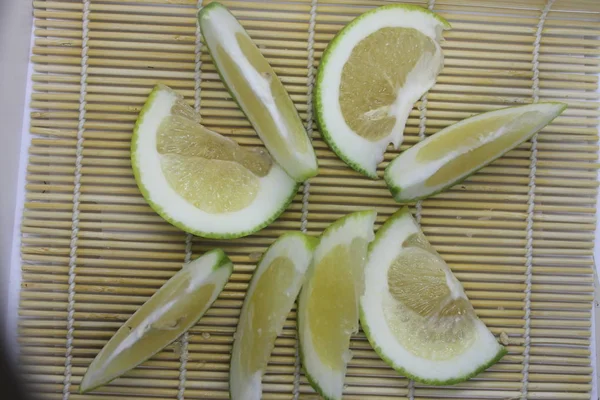 Bambu peçetesinde bir parça turunçgil şekeri..