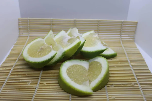 Bambu peçetesinde bir parça turunçgil şekeri..