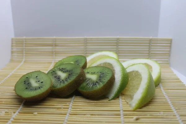 Kiwi Hijau Dan Irisan Citrus Sweetie Piring — Stok Foto