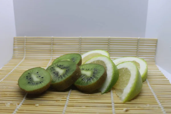 Kiwi Hijau Dan Irisan Citrus Sweetie Piring — Stok Foto