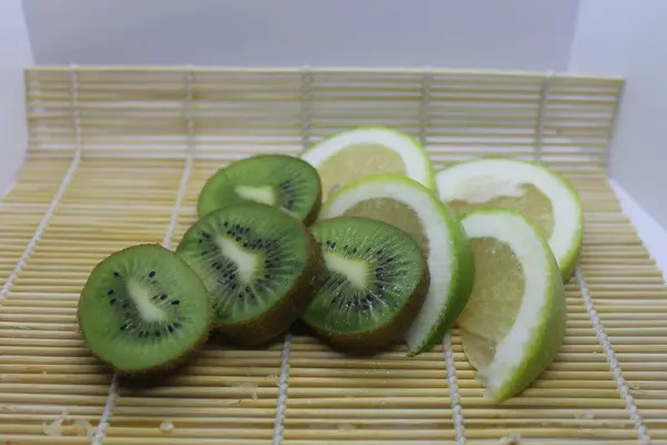 Kiwi Hijau Dan Irisan Citrus Sweetie Piring — Stok Foto