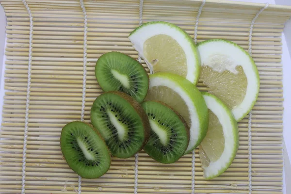 Kiwi Verde Rodajas Citrus Sweetie Plato —  Fotos de Stock