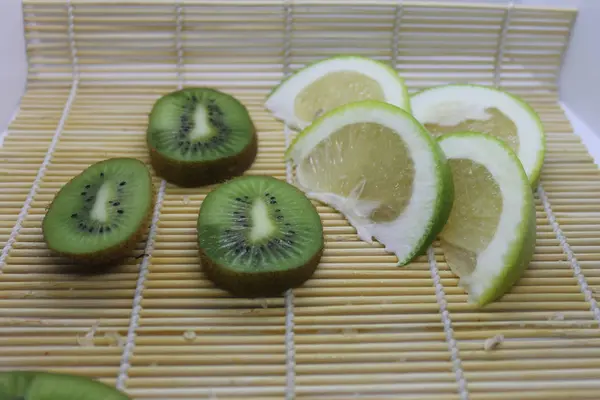 Πράσινο Ακτινίδιο Και Φέτες Citrus Sweetie Ένα Πιάτο — Φωτογραφία Αρχείου
