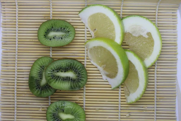 Kiwi Hijau Dan Irisan Citrus Sweetie Piring — Stok Foto