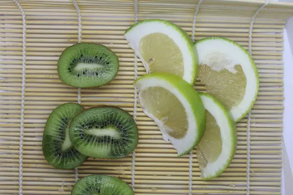 Yeşil kivi ve bir tabak Citrus şekeri..