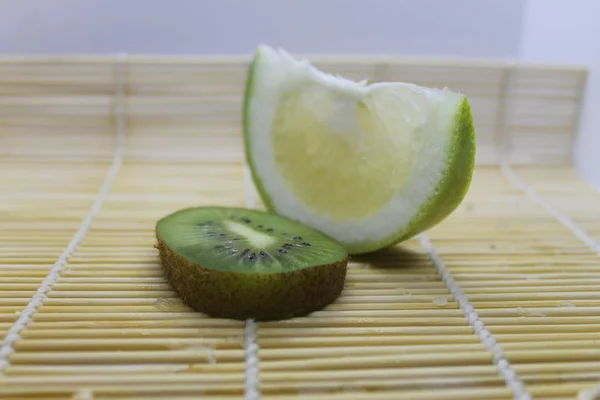 Kiwi Hijau Dan Irisan Citrus Sweetie Piring — Stok Foto