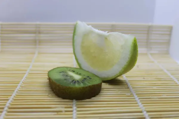 Kiwi Hijau Dan Irisan Citrus Sweetie Piring — Stok Foto