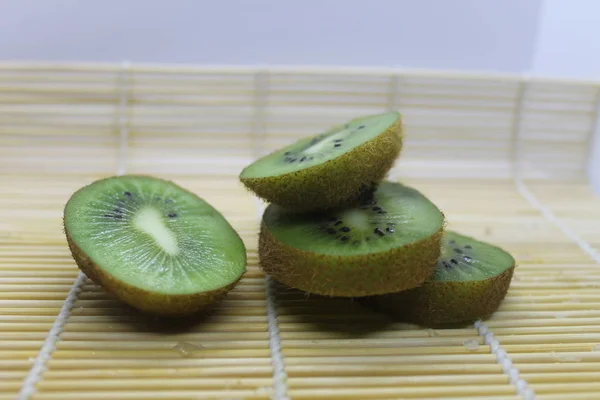 Bambu peçetesinde yeşil kivi..