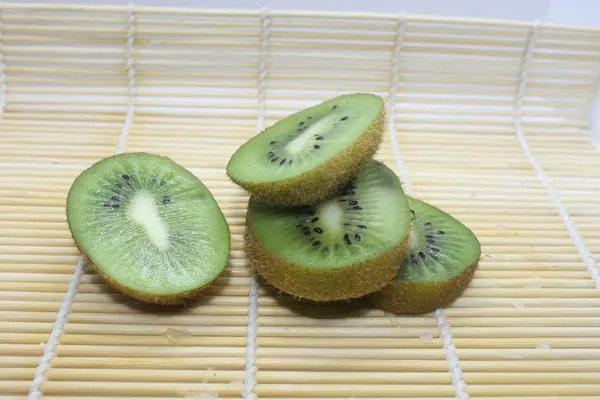 Bambu peçetesinde yeşil kivi..