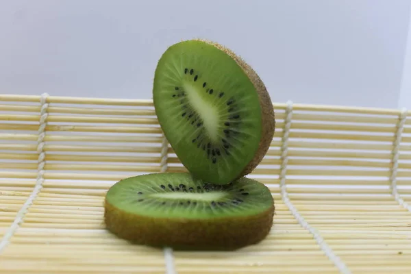 Kiwi Verde Una Servilleta Bambú — Foto de Stock