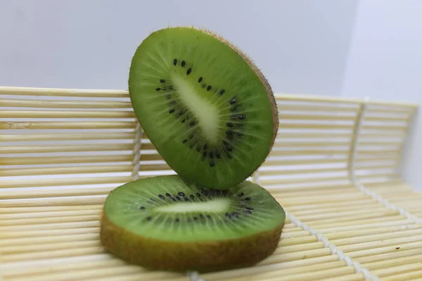 Bambu peçetesinde yeşil kivi..