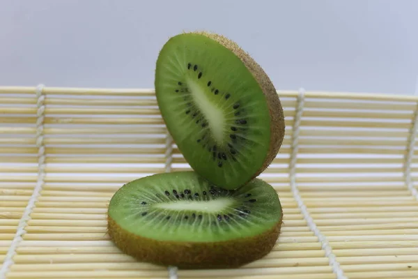 Kiwi Hijau Pada Serbet Bambu — Stok Foto