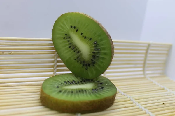 Kiwi Hijau Pada Serbet Bambu — Stok Foto