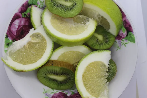 Grön Kiwi Och Skivor Citrus Sweetie Tallrik — Stockfoto