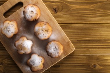 Keklerin üstüne kremalı kek yapan bir kadın. Seçici odak.
