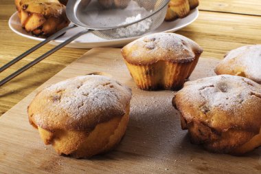 Beyaz tabakta siyah masada ev yapımı maya çörekleri.