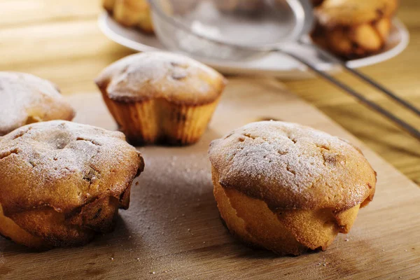 Panini di lievito fatti in casa su piatto bianco su tavolo nero — Foto Stock