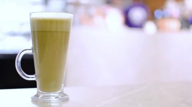cam matcha latte ile kısa dynamik küçük zoom