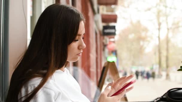 Krásná Dospívající Dívka Pomocí Smartphone Kavárně Textové Sdílení Zpráv Sociálních — Stock video