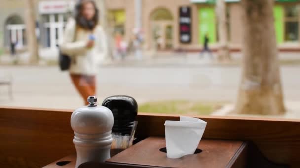 在街上散步 透过咖啡店或餐馆橱窗看风景的镜头 — 图库视频影像