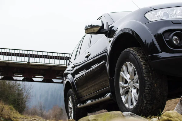 Grande roue de voiture sur les montagnes et le coucher du soleil en toile de fond. Concept Offroad 4x4 — Photo