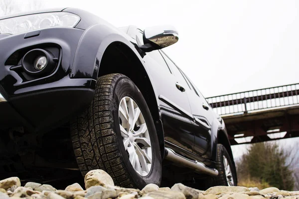 Büyük araba tekerlek dağlar ve gün batımı zemin üzerinde. Offroad 4 x 4 kavramı