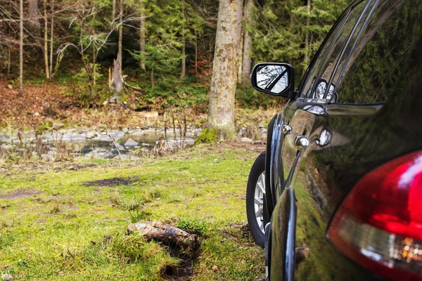 Bilen på skogsvägen. Höstens bakgrund — Stockfoto