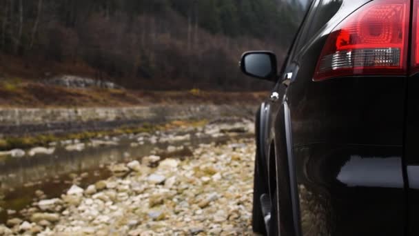 Black Suv Gör Sig Redo Att Korsa Bergsflod — Stockvideo