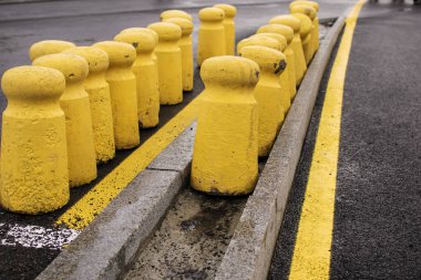 Bir otoparkta yuvarlak beton direkleri