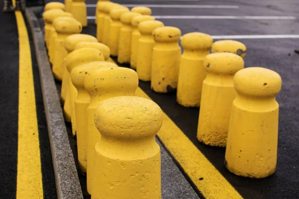 Bornes rondes en béton sur un parking — Photo