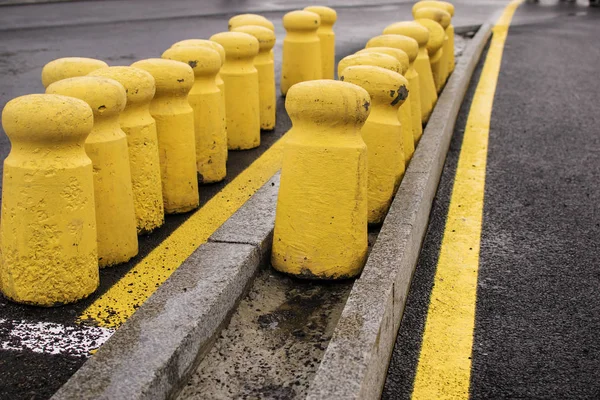 Bir otoparkta yuvarlak beton direkleri — Stok fotoğraf