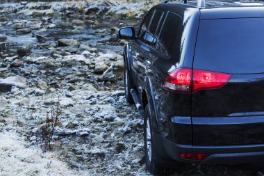 Off-Road araç sürüş dağ nehir