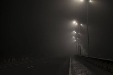 Gece yol sisi bomboş. Yol ışıkları açık..