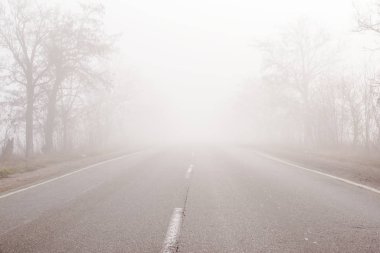 Tehlikeli sürüş koşulları. Yolun sadece bir kaç metre ilerisini görebiliyorsunuz. İlerideki yol sis tarafından kapatıldı..