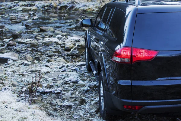 Off-Road araç sürüş dağ nehir