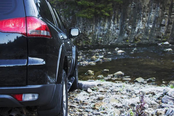Off-Road araç sürüş dağ nehir
